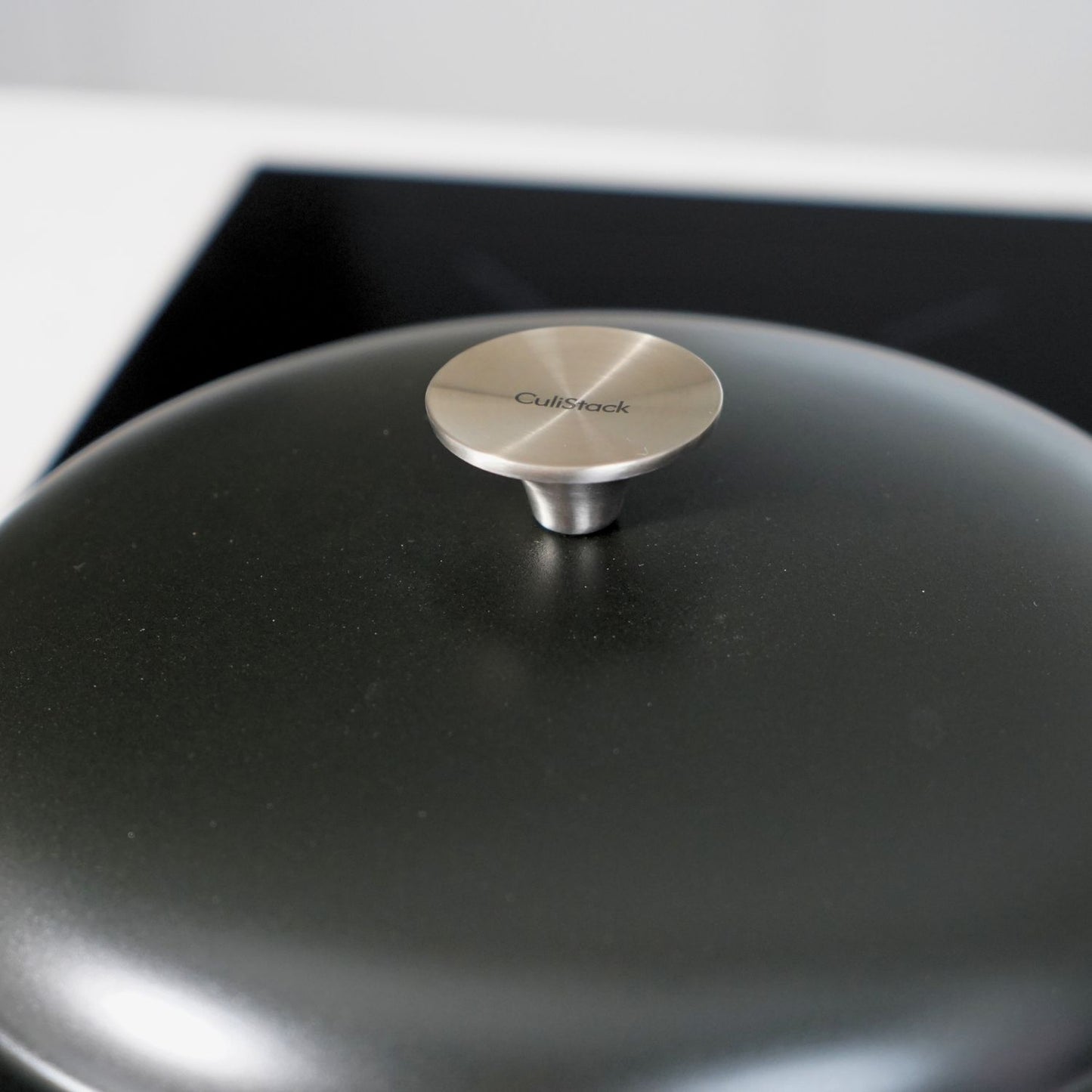 Close-up detail van CuliStack Gebolde Deksel met handvat
