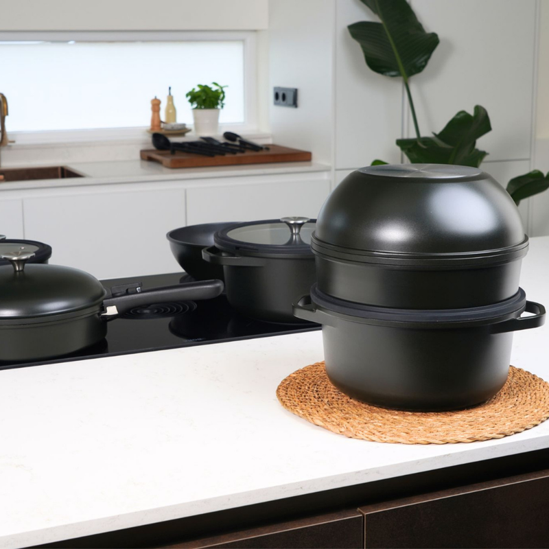Complete CuliStack pannenset stapelbaar gepresenteerd in een lichte, moderne keuken