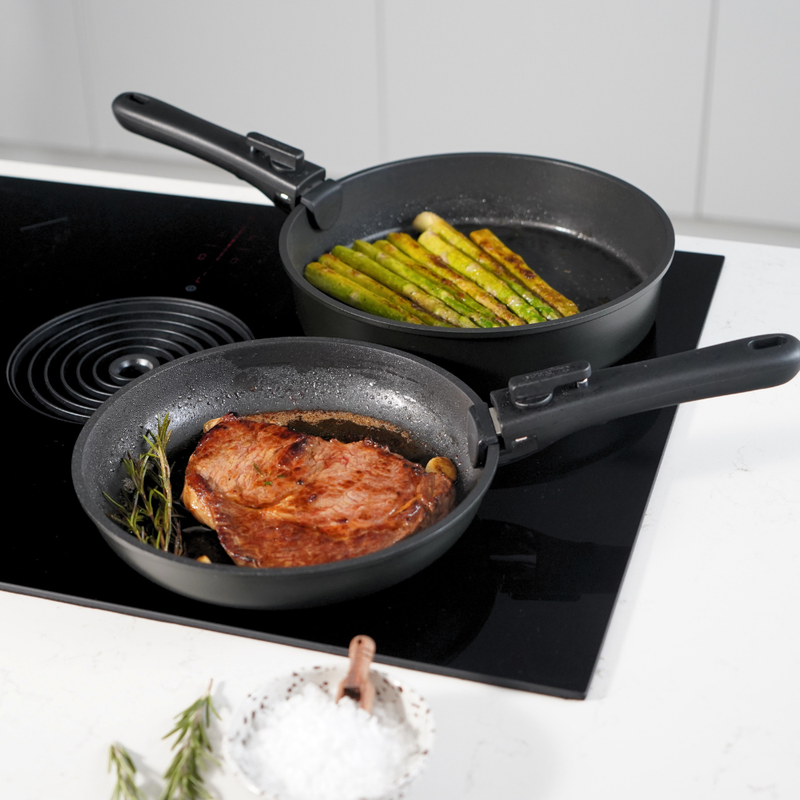 CuliStack hapjespan en koekenpan naast elkaar voor vergelijking in keuken