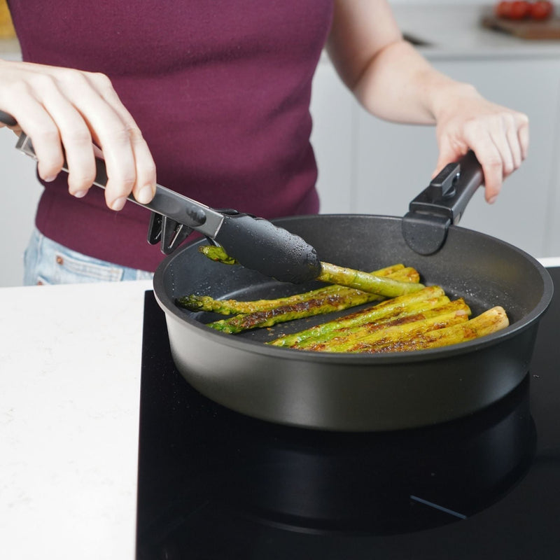 PFAS- en PFOA-vrij koken met CuliStack anti-aanbakpan bij groene asperges