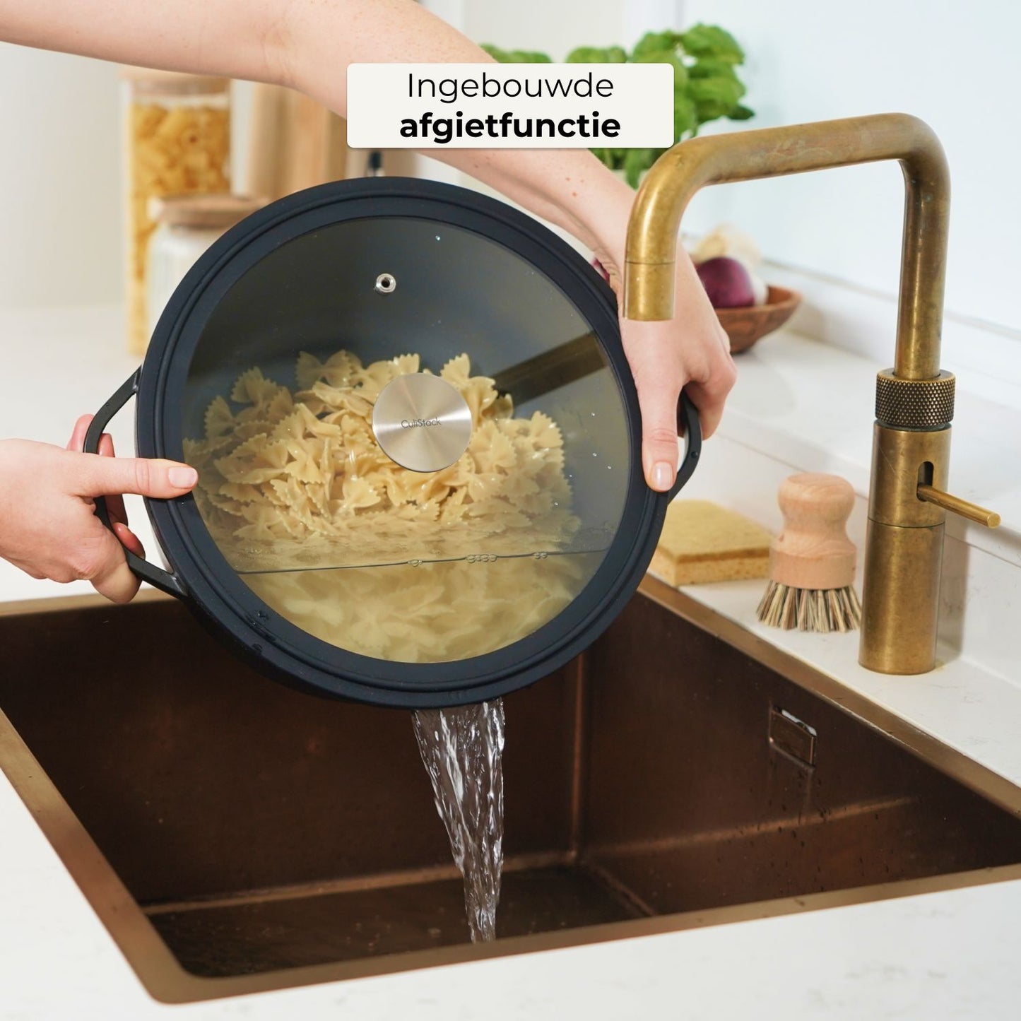 Pasta afgieten met CuliStack pan en schenktuit
