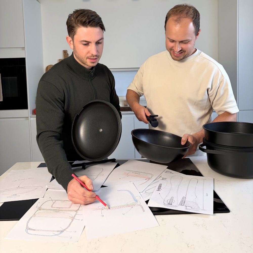 Olliver en Steven, oprichters van CuliStack, met de stapelbare pannenset