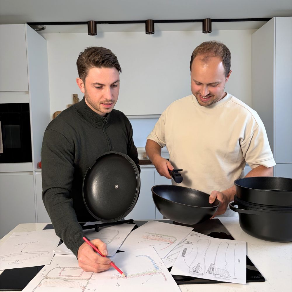 Olliver en Steven, oprichters van CuliStack, met de stapelbare pannenset