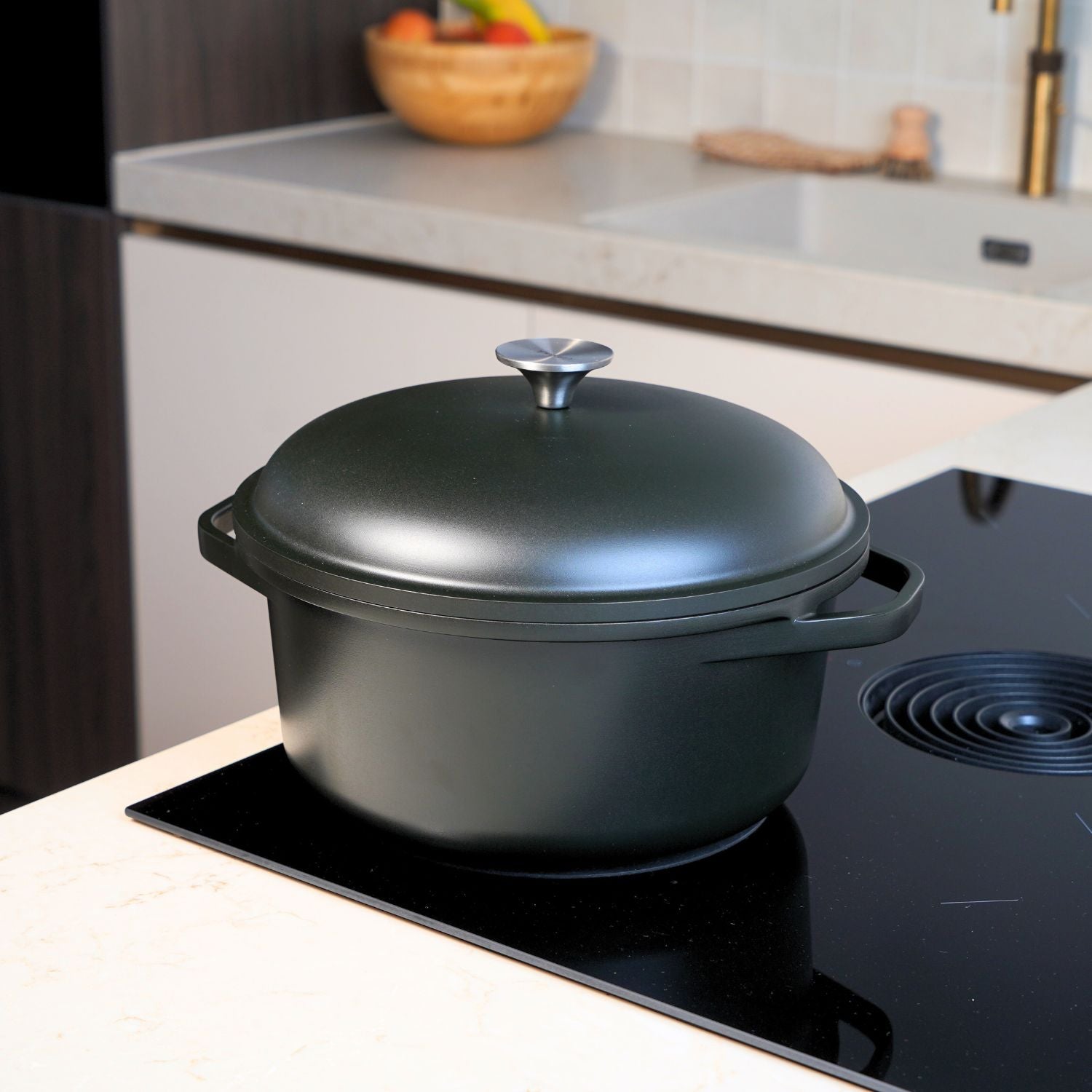 CuliStack Dutch Oven 28 cm sfeerbeeld op aanrecht in keuken