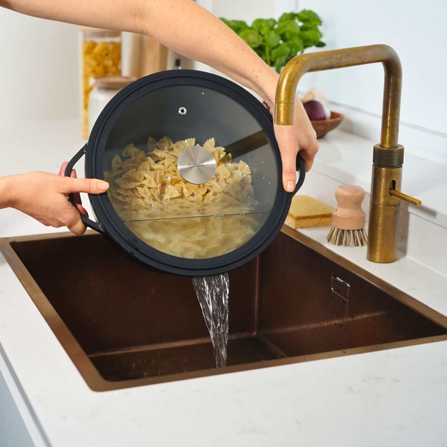 Pasta afgieten met CuliStack Dutch Oven via glazen deksel schenktuit