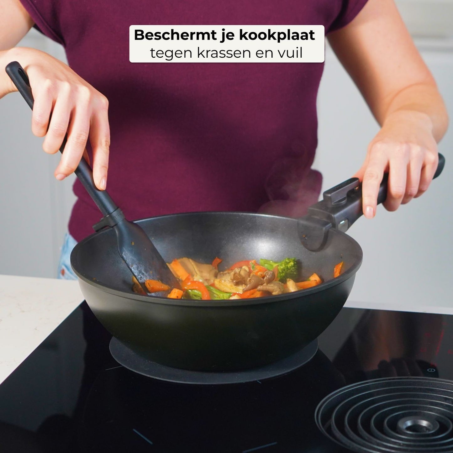 CuliStack Inductiebeschermer in gebruik op glazen inductiekookplaat tijdens koken