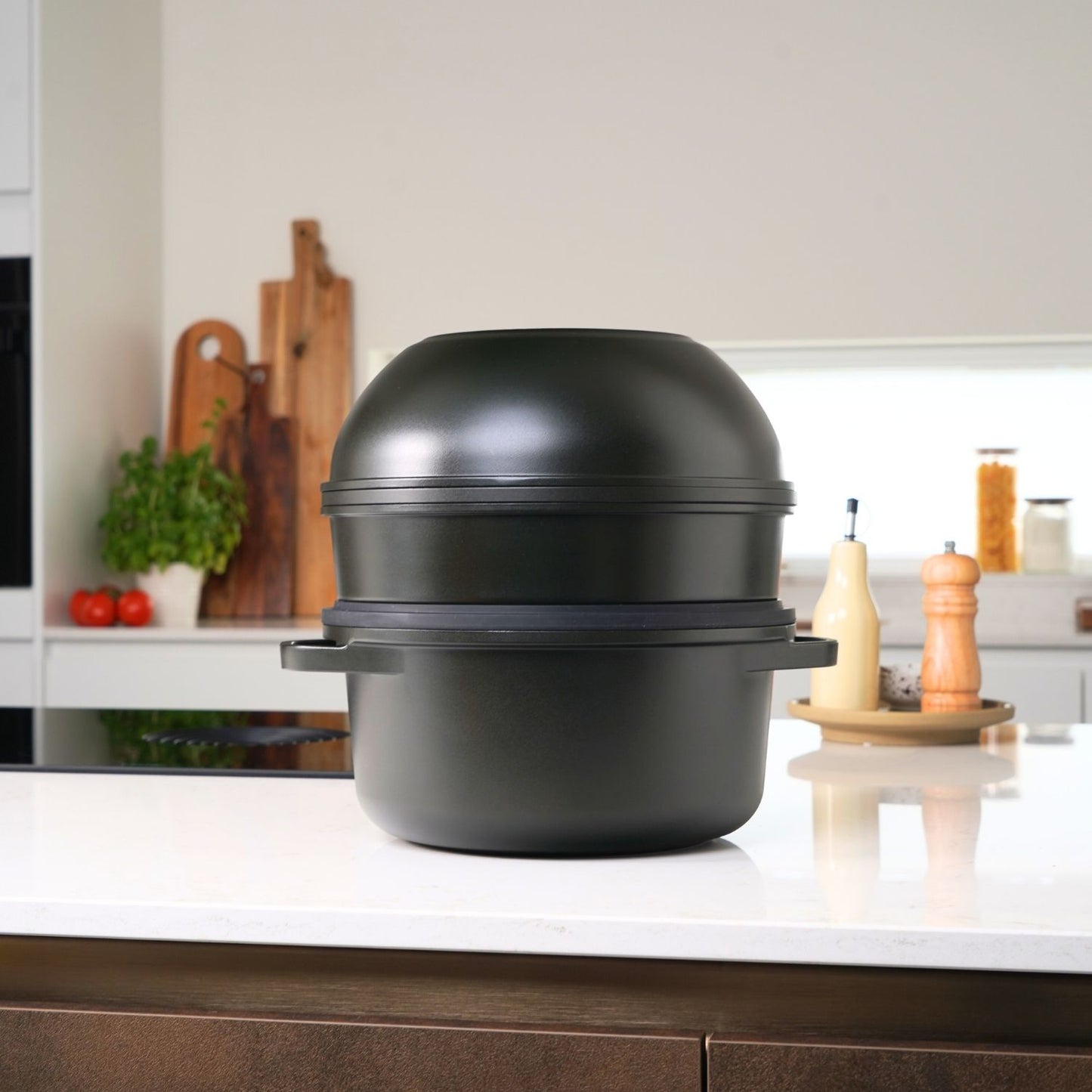 CuliStack Pro Pannenset 12-delig in gebruik op inductiekookplaat in keuken