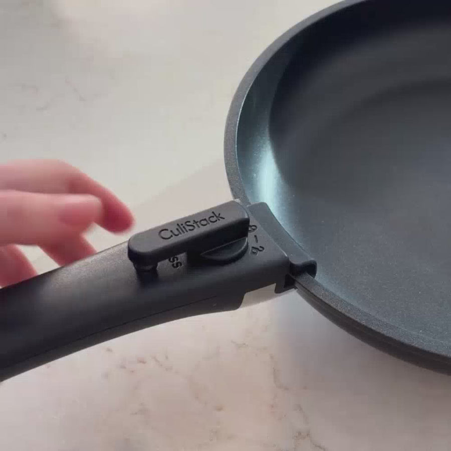 Demonstratie van CuliStack ClickGrip afneembaar handvat op een pan